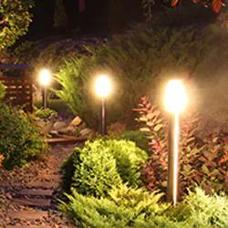 Gartenweg mit Pollerleuchte